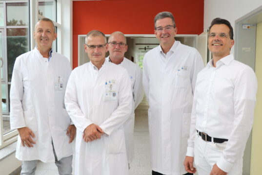 Das Team des Endoprothetikzentrums am Klinikum Solingen: v.li. Dr. Thomas Fröhlich, Prof. Dr. Sascha Flohé, Dr. Norbert Gärtig, Dr. Henning Quitmann und Dr. Oliver Voß. (Foto: © Bastian Glumm)