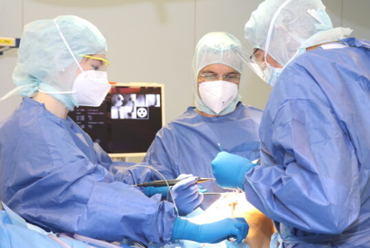 Im Endoprothetikzentrum am Klinikum Solingen werden jährlich über 350 künstliche Hüft-, Knie- und Schultergelenke implantiert und auch entsprechende Wechseloperationen durchgeführt. (Foto: © Bastian Glumm)