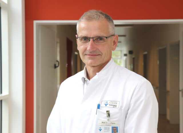 Prof. Dr. med. Sascha Flohé ist Chefarzt der Klinik für Unfallchirurgie, Orthopädie und Handchirurgie im Städtischen Klinikum Solingen. (Foto: © Bastian Glumm)