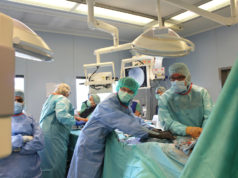 Präzisionsarbeit am OP-Tisch: Solinger Gefäßchirurgen demonstrieren Gästen aus dem Ausland den Einsatz einer der modernsten Prothesen zur Behandlung von großräumigen Bauch- und Beckenaneurysmen. Chefarzt Dr. Gerhard Hoffmann (re.) und Oberarzt Dr. Tomas Ritschel. (Foto: © Karin Morawietz/Klinikum Solingen)