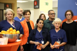 Mitarbeiterinnen und Mitarbeiter des Solinger Klinikums positionieren sich klar gegen Gewalt. (Foto: © Bastian Glumm)