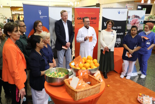 Am gestrigen Orange Day hat das Städtische Klinikum Solingen nachdrücklich Stellung gegen Gewalt bezogen und diverse Aktionen vorgestellt. (Foto: © Bastian Glumm)