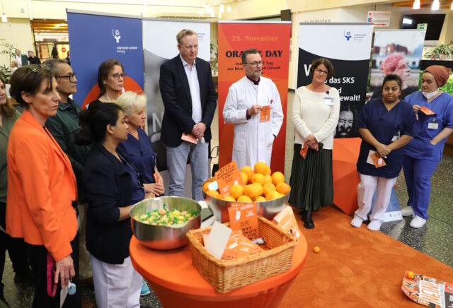 Am gestrigen Orange Day hat das Städtische Klinikum Solingen nachdrücklich Stellung gegen Gewalt bezogen und diverse Aktionen vorgestellt. (Foto: © Bastian Glumm)