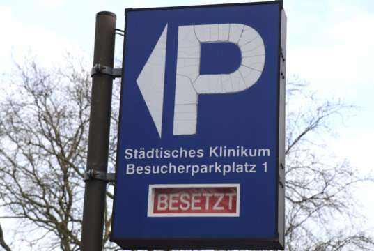 Parkplätze rund ums Klinikum sind rar, der Parkdruck ist enorm. Zahlreiche Maßnahmen werden jetzt angeschoben, um für Entlastung zu sorgen. (Foto: © Bastian Glumm)