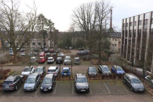 Vor Haus B sollen demnächst 100 Parkplätze für Besucher verfügbar sein. (Foto: © Bastian Glumm)