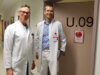 Chefarzt Prof. Dr. Boris Pfaffenbach (li.) und Oberarzt Dr. Lukas Eberwein nahmen jetzt die neue Infektiologische Ambulanz im Klinikum Solingen in Betrieb. (Foto: © Bastian Glumm)