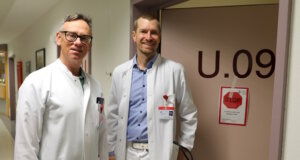 Chefarzt Prof. Dr. Boris Pfaffenbach (li.) und Oberarzt Dr. Lukas Eberwein nahmen jetzt die neue Infektiologische Ambulanz im Klinikum Solingen in Betrieb. (Foto: © Bastian Glumm)