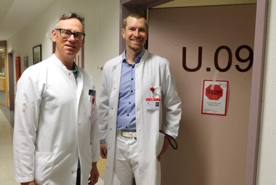 Chefarzt Prof. Dr. Boris Pfaffenbach (li.) und Oberarzt Dr. Lukas Eberwein nahmen jetzt die neue Infektiologische Ambulanz im Klinikum Solingen in Betrieb. (Foto: © Bastian Glumm)