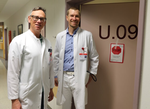 Chefarzt Prof. Dr. Boris Pfaffenbach (li.) und Oberarzt Dr. Lukas Eberwein nahmen jetzt die neue Infektiologische Ambulanz im Klinikum Solingen in Betrieb. (Foto: © Bastian Glumm)