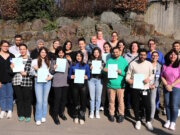Vier intensive Wochen liegen hinter den zwölf internationalen Pflegekräften, die jetzt im Klinikum Solingen ihre Anerkennung erhalten haben. (Foto: © Bastian Glumm)