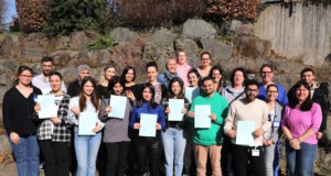 Vier intensive Wochen liegen hinter den zwölf internationalen Pflegekräften, die jetzt im Klinikum Solingen ihre Anerkennung erhalten haben. (Foto: © Bastian Glumm)