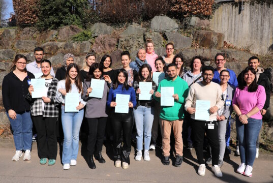 Vier intensive Wochen liegen hinter den zwölf internationalen Pflegekräften, die jetzt im Klinikum Solingen ihre Anerkennung erhalten haben. (Foto: © Bastian Glumm)