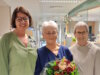 Pflegedirektorin Heike Zinn (li.) und Pflegedienstleiterin Ulrike Clotten (re,) gratulieren Monika Koldrack zu ihrem 50-jährigen Dienstjubiläum im Städtischen Klinikum Solingen. (Foto: © Klinikum Solingen)