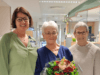 Pflegedirektorin Heike Zinn (li.) und Pflegedienstleiterin Ulrike Clotten (re,) gratulieren Monika Koldrack zu ihrem 50-jährigen Dienstjubiläum im Städtischen Klinikum Solingen. (Foto: © Klinikum Solingen)