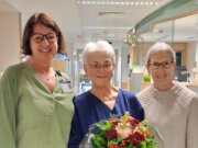 Pflegedirektorin Heike Zinn (li.) und Pflegedienstleiterin Ulrike Clotten (re,) gratulieren Monika Koldrack zu ihrem 50-jährigen Dienstjubiläum im Städtischen Klinikum Solingen. (Foto: © Klinikum Solingen)