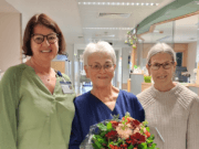 Pflegedirektorin Heike Zinn (li.) und Pflegedienstleiterin Ulrike Clotten (re,) gratulieren Monika Koldrack zu ihrem 50-jährigen Dienstjubiläum im Städtischen Klinikum Solingen. (Foto: © Klinikum Solingen)