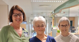 Pflegedirektorin Heike Zinn (li.) und Pflegedienstleiterin Ulrike Clotten (re,) gratulieren Monika Koldrack zu ihrem 50-jährigen Dienstjubiläum im Städtischen Klinikum Solingen. (Foto: © Klinikum Solingen)