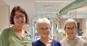 Pflegedirektorin Heike Zinn (li.) und Pflegedienstleiterin Ulrike Clotten (re,) gratulieren Monika Koldrack zu ihrem 50-jährigen Dienstjubiläum im Städtischen Klinikum Solingen. (Foto: © Klinikum Solingen)