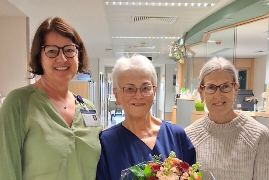 Pflegedirektorin Heike Zinn (li.) und Pflegedienstleiterin Ulrike Clotten (re,) gratulieren Monika Koldrack zu ihrem 50-jährigen Dienstjubiläum im Städtischen Klinikum Solingen. (Foto: © Klinikum Solingen)