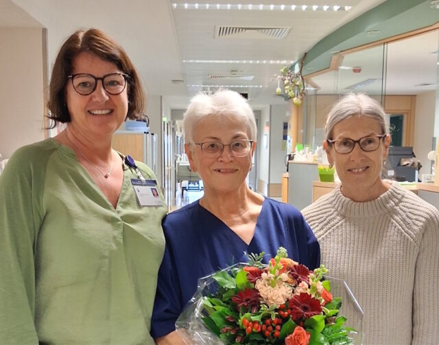 Pflegedirektorin Heike Zinn (li.) und Pflegedienstleiterin Ulrike Clotten (re,) gratulieren Monika Koldrack zu ihrem 50-jährigen Dienstjubiläum im Städtischen Klinikum Solingen. (Foto: © Klinikum Solingen)