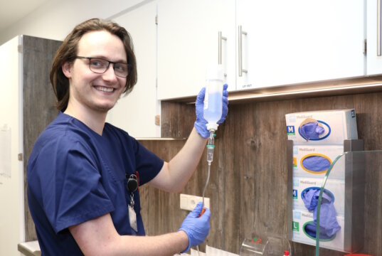 Fabian Thomas ist Gesundheits- und Krankenpfleger. Er gehört zu den Teams der Neurologie und Neuroradiologie, die vor rund 100 Tagen von der St. Lukas Klinik ins Städtische Klinikum gewechselt haben. (Foto: © Bastian Glumm)