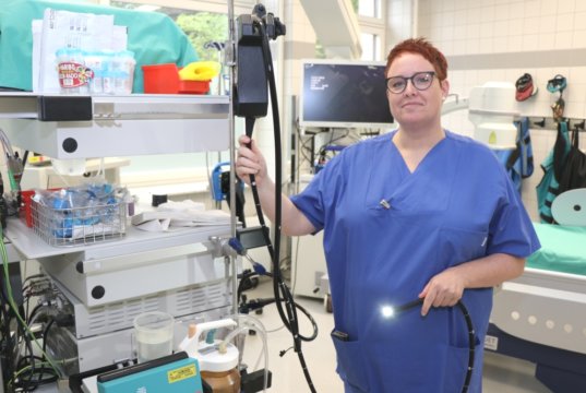 Stefanie Heußen-Sürig (46) arbeitet seit 1996 im Klinikum Solingen, seit 2013 hat sie die pflegerische Leitung der Endsokopie inne. (Foto: © Bastian Glumm)