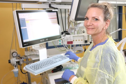 Simone Pandya ist seit 1988 im Klinikum Solingen beschäftigt. Seit 1993 arbeitet sie in der operativen Intensivstation, die sie seit zehn Jahren leitet.