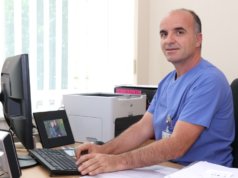 Salih Imeri (43) machte seine Ausbildung zum Krankenpfleger im Kosovo und arbeitet seit 1996 im Klinikum Solingen. Für den Vater von drei Kindern ist die Kardiologie spirchwörtlich eine Herzensangelegenheit. (Foto: © Bastian Glumm)