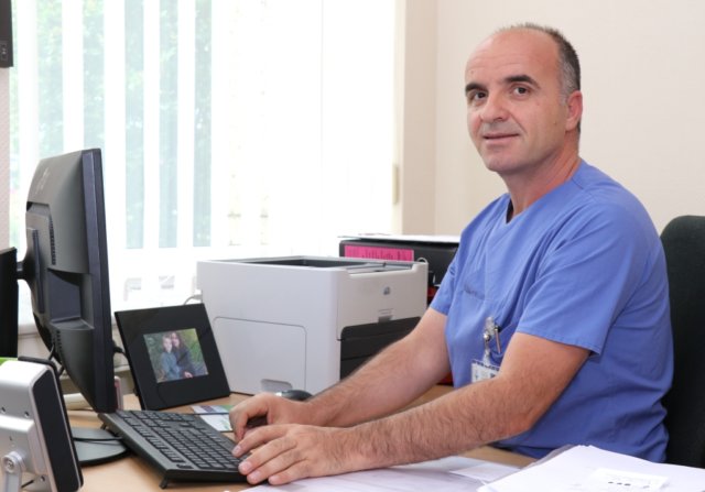 Salih Imeri (43) machte seine Ausbildung zum Krankenpfleger im Kosovo und arbeitet seit 1996 im Klinikum Solingen. Für den Vater von drei Kindern ist die Kardiologie spirchwörtlich eine Herzensangelegenheit. (Foto: © Bastian Glumm)