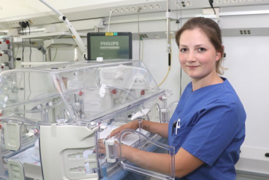 Rosangela Noia begann ihre Ausbildung in der Kinderkrankenpflege vor fünf Jahren im Klinikum Solingen. Heute arbeitet die 23-Jährige auf der Kinderintensivstation. (Foto: © Bastian Glumm)