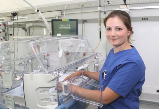 Rosangela Noia begann ihre Ausbildung in der Kinderkrankenpflege vor fünf Jahren im Klinikum Solingen. Heute arbeitet die 23-Jährige auf der Kinderintensivstation. (Foto: © Bastian Glumm)