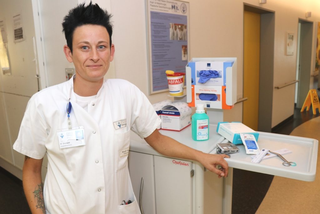 Wundexpertin Melanie Grunwald kam damals aus der Uckermark nach Solingen und machte im Klinikum ihre Ausbildung. Heute leitet sie Station E12. (Foto: © Bastian Glumm)