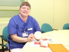 Krankenschwester Monika Backhaus kümmert sich im Klinikum Solingen um Stomapatienten. Sie ist bereits seit 1988 im Klinikum tätig. (Foto: © Bastian Glumm)