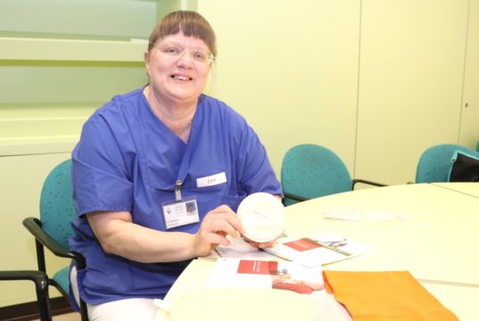 Krankenschwester Monika Backhaus kümmert sich im Klinikum Solingen um Stomapatienten. Sie ist bereits seit 1988 im Klinikum tätig. (Foto: © Bastian Glumm)