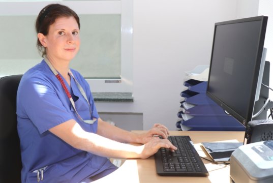 Stefanie Wenzel ist seit etwa drei Jahren im Akutschmerzdienst im Klinikum Solingen im Einsatz. (Foto: © Bastian Glumm)