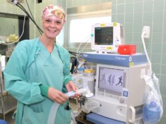 Melanie Ohliger arbeitet seit 19 Jahren im Klinikum, die 40-jährige Solingerin machte auch ihre Ausbildung in der Krankenpflege dort. Sie hat sich Von 2015 bis 2017 hat sie die Fachweiterbildung Intensivpflege und Anästhesie durchlaufen. (Foto: © Bastian Glumm)