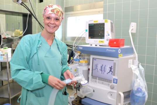 Melanie Ohliger arbeitet seit 19 Jahren im Klinikum, die 40-jährige Solingerin machte auch ihre Ausbildung in der Krankenpflege dort. Sie hat sich Von 2015 bis 2017 hat sie die Fachweiterbildung Intensivpflege und Anästhesie durchlaufen. (Foto: © Bastian Glumm)
