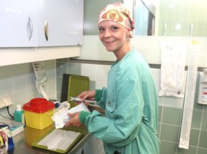 Als Anästhesieschwester kümmert sich Melanie Ohligser vor, während und nach Operationen um die Patientinnen und Patienten im Klinikum. (Foto: © Bastian Glumm)