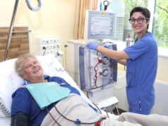 Nahomi Elkaz arbeitet seit 2014 im Klinikum, ihre Ausbildung in der Krankenpflege schloss sie 2018 ab. Die 37-Jährige schätzt an ihrer Aufgabe in der Dialyse den medizinischen Anspruch und die Arbeit mit den Geräten, aber auch den zwischenmenschlichen Kontakt zu den Patientinnen und Patienten. (Foto: © Bastian Glumm)