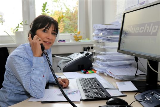 Elif Zorbaz ist nicht nur Krankenschwester und Praxisanleiterin, sondern hat obendrein auch die Weiterbildungen zur Pflegeberaterin und Familiengesundheitspflegerin erfolgreich absolviert. (Foto: © Bastian Glumm)