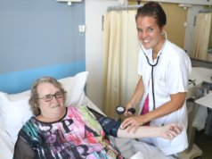 Christina Fröhmelt ist stellvertretende Leiterin der Pflegegruppe E41 Klinik für Allgemein-, Viszeral- und Gefäßchirurgie im Klinikum Solingen. Auch den Blutdruck der Patientinnen und Patienten zu messen gehört zu ihren Aufgaben. (Foto: © Bastian Glumm)