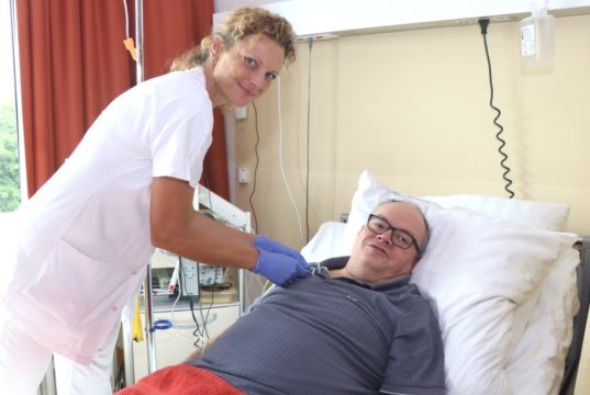 Krankenschwester Janine Hahn (38) arbeitet seit 20 Jahren im Klinikum Solingen. Sie ist stellvertretende Leiterin der Pflegegruppe E31. (Foto: © Bastian Glumm)