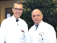 Prof. Dr. Wolfgang Schwenk (li.), Chefarzt der Klinik für Allgemein-, Viszeral- und Gefäßchirurgie am Klinikum, stellte jetzt Dr. Ulrich Jaschke vor, der das neu eingerichtete "Department für Gefäßchirurgie" übernommen hat. (Foto: © Bastian Glumm)