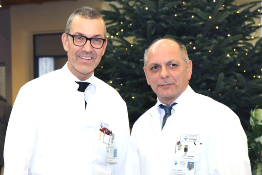 Prof. Dr. Wolfgang Schwenk (li.), Chefarzt der Klinik für Allgemein-, Viszeral- und Gefäßchirurgie am Klinikum, stellte jetzt Dr. Ulrich Jaschke vor, der das neu eingerichtete "Department für Gefäßchirurgie" übernommen hat. (Foto: © Bastian Glumm)