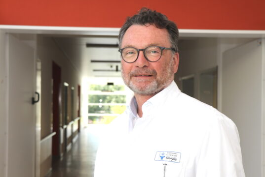 Professor Dr. Thomas Standl ist Chefarzt der Klinik für Anästhesie, Operative Intensiv- und Palliativmedizin am Klinikum und medizinischer Geschäftsführer des Hauses. (Foto: © Bastian Glumm)