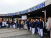 Beschäftigte des Klinikums protestieren gegen geplantes Krankenhausgesetz Rund 250 Mitarbeiterinnen und Mitarbeiter des Städtischen Klinikums Solingen beteiligten sich an einer Menschenkette vor dem Haupteingang und protestierten gegen die geplanten Kürzungen im Krankenhausbereich. (Foto © Klinikum Solingen)