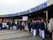 Beschäftigte des Klinikums protestieren gegen geplantes Krankenhausgesetz Rund 250 Mitarbeiterinnen und Mitarbeiter des Städtischen Klinikums Solingen beteiligten sich an einer Menschenkette vor dem Haupteingang und protestierten gegen die geplanten Kürzungen im Krankenhausbereich. (Foto © Klinikum Solingen)
