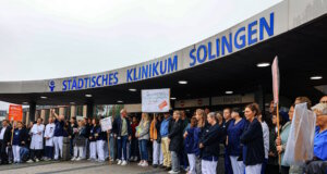 Beschäftigte des Klinikums protestieren gegen geplantes Krankenhausgesetz Rund 250 Mitarbeiterinnen und Mitarbeiter des Städtischen Klinikums Solingen beteiligten sich an einer Menschenkette vor dem Haupteingang und protestierten gegen die geplanten Kürzungen im Krankenhausbereich. (Foto © Klinikum Solingen)