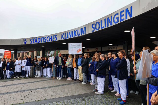 klinikum-protest-gkv-krankenhausgesetz (1) Rund 250 Mitarbeiterinnen und Mitarbeiter des Städtischen Klinikums Solingen beteiligten sich an einer Menschenkette vor dem Haupteingang und protestierten gegen die geplanten Kürzungen im Krankenhausbereich. (Foto © Klinikum Solingen)