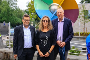 Klinikums-Geschäftsführer Prof. Dr. Martin Eversmeyer (re.), Betriebsratsvorsitzende Katja Scheidtweiler und der Kaufmännische Direktor Kai Sturmfels unterstützten die Protestaktion gegen das geplante GKV-Beitragssatzstabilisierungsgesetz vor dem Klinikum. (Foto © Klinikum Solingen)